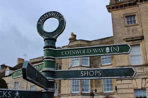 A sign pointing toward Painswick