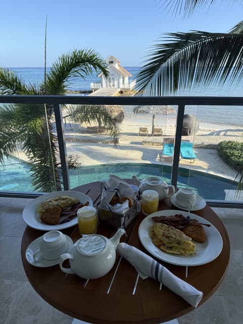 Breakfast in front of a Jamaican beach